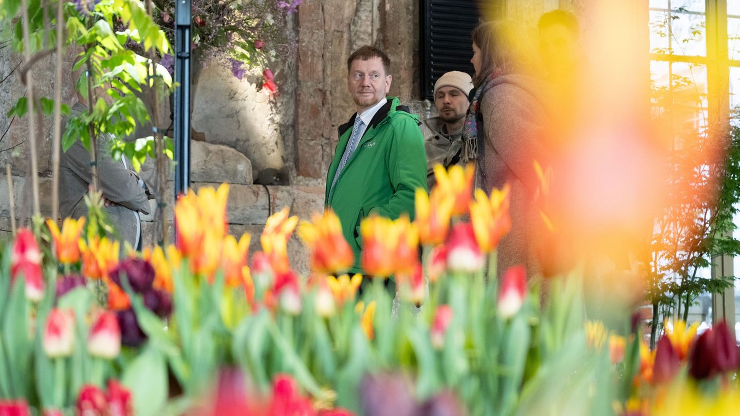 Auch Sachsens Ministerpräsident Michael Kretschmer (CDU) kam zur Blumenschau "Dresdner Frühling" in das Palais Großer Garten. (A