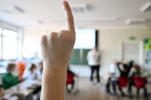 Die GEW fordert zum Weltfrauentag ein Ende der Lohnlücke bei Lehrkräften. (Symbolbild) Foto: Bernd Weißbrod/dpa