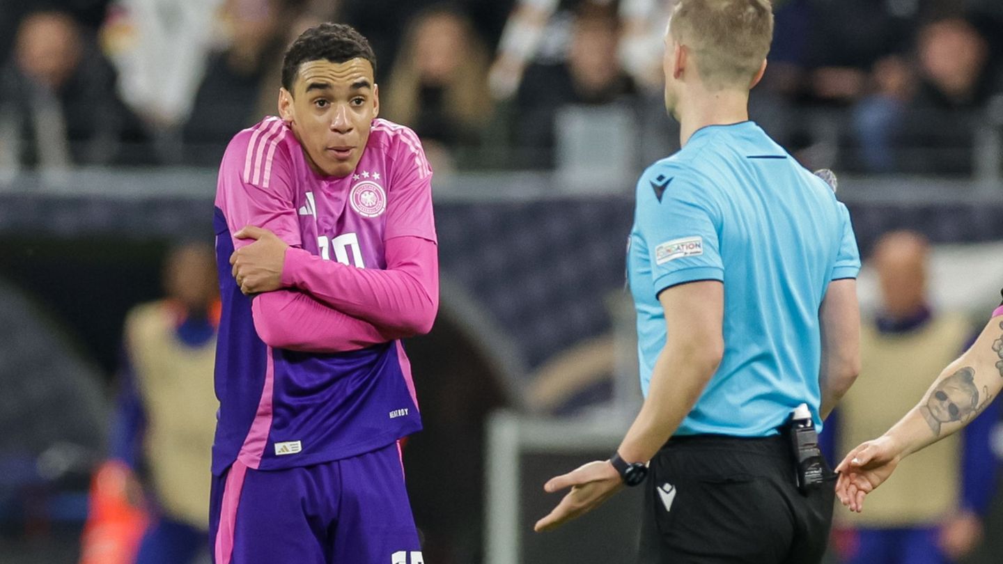 Kennen sich aus einem Länderspiel: Bayern-Star Musiala und Schiedsrichter Eskas. (Archivbild) Foto: Christian Charisius/dpa