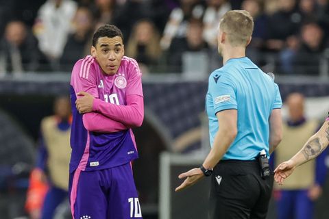 Kennen sich aus einem Länderspiel: Bayern-Star Musiala und Schiedsrichter Eskas. (Archivbild) Foto: Christian Charisius/dpa