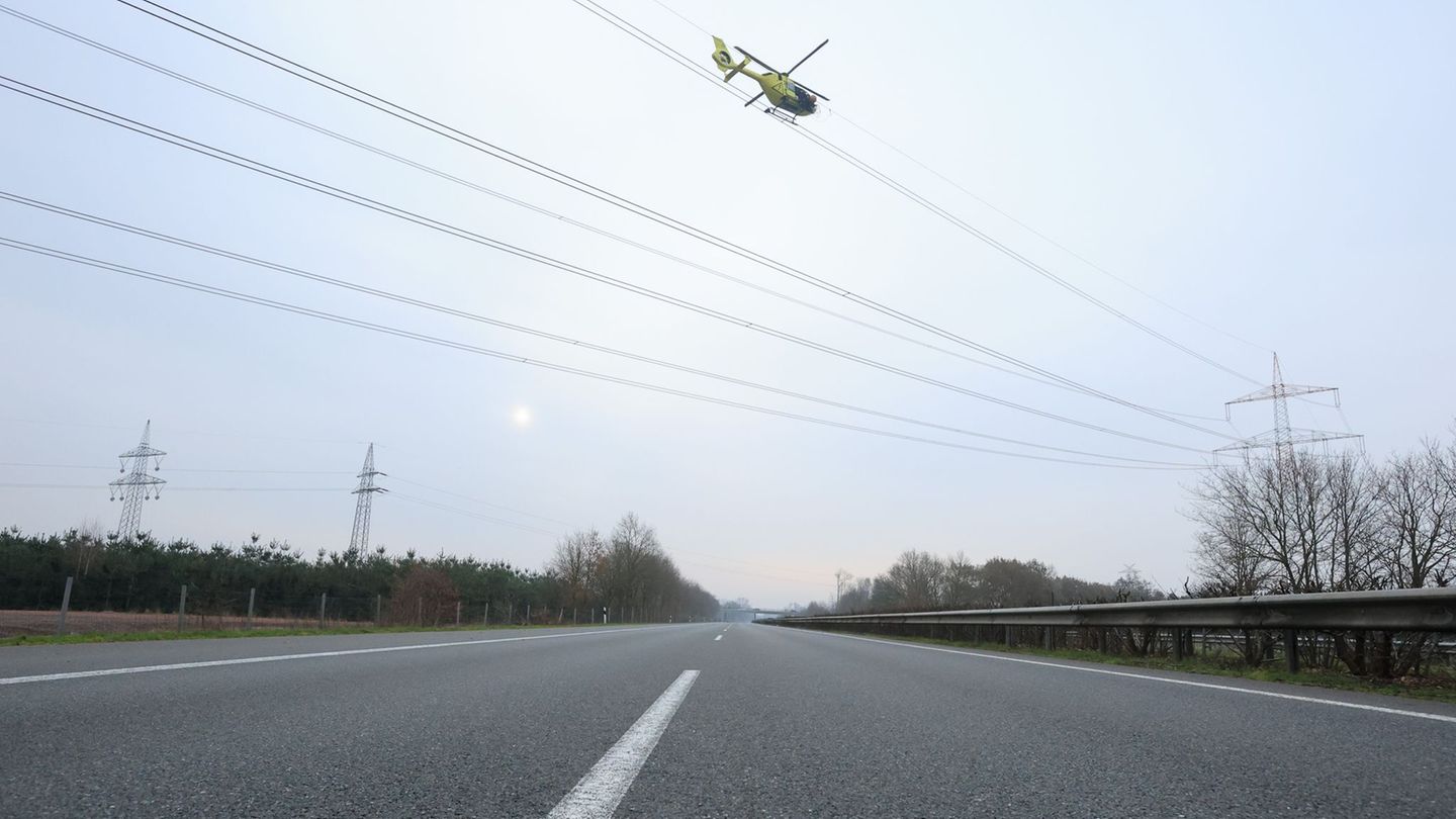 Wegen möglicher herabfallender Teile war die Autobahn während der Arbeiten gesperrt. Foto: Christian Butt/dpa