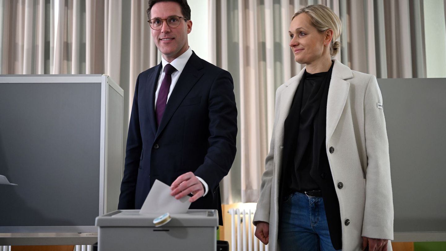 Manuel Hagel kam mit seiner Frau Franziska zur Stimmabgabe. Foto: Marijan Murat/dpa
