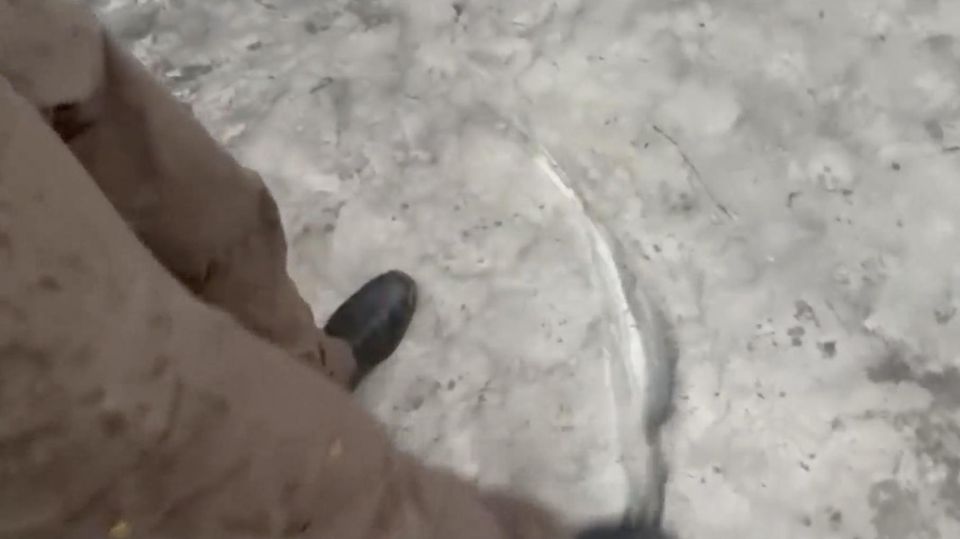 Schwarzer Ölregen über Teheran – CNN-Reporter zeigt Folgen von Raffinerie-Brand