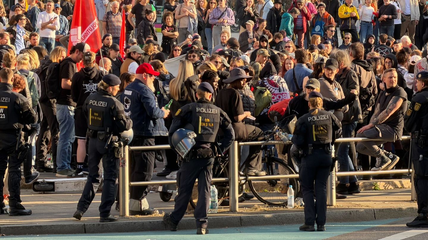 Mit einer Gegendemonstration wollten linke Demonstranten nach eigenen Angaben ein Zeichen für eine offene Gesellschaft in Stuttg