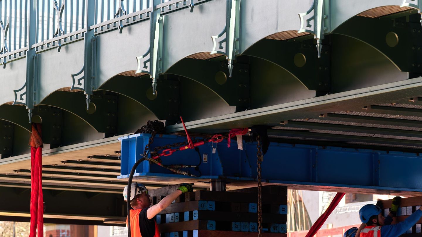 Bauarbeiter bringen ein Teil der neuen Eisenbahnüberführung an der Hamburger Schanzenstraße in Position. (Archivbild) Foto: Marc