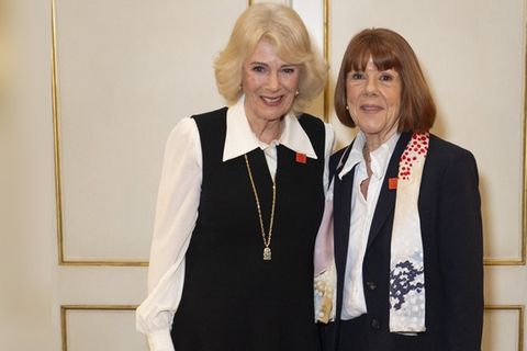 Königin Camilla (l.) ehrt am Internationalen Frauentag unter anderem Gisèle Pelicot.