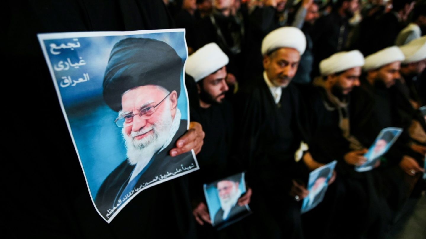 Ein Bild des getöteten Ayatollah Chamenei