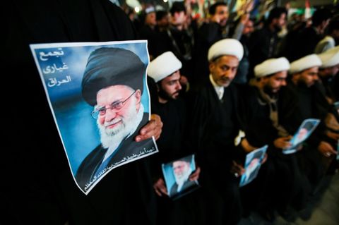 Ein Bild des getöteten Ayatollah Chamenei