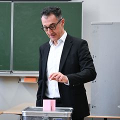 „Das Rennen ist offen“: Cem Özdemir gibt in seinem Wahlkreis Stimme ab