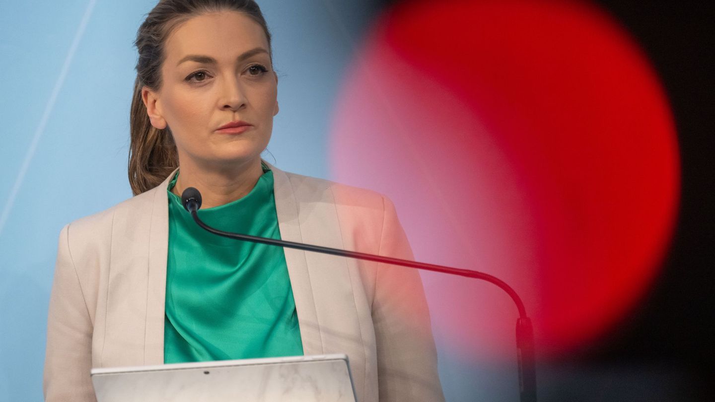 Zum Internationalen Frauentag fordert Bayerns Gesundheitsministerin Judith Gerlach (CSU) mehr Forschung und Aufklärung zur gesch