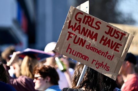 Gewalt steigt, Pay Gap bleibt – Weltfrauentag als Protestaufruf statt Erfolgsfest