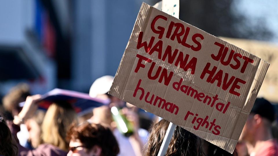 Gewalt steigt, Pay Gap bleibt – Weltfrauentag als Protestaufruf statt Erfolgsfest