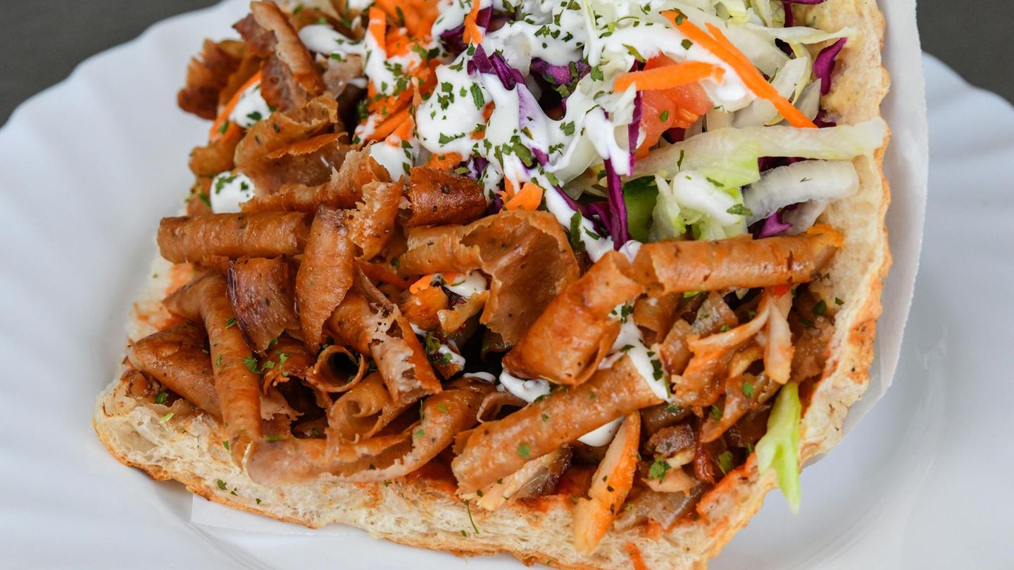 Ein Döner Kebab angerichtet auf einem Teller