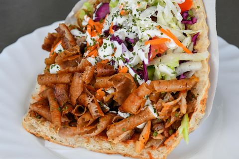 Ein Döner Kebab angerichtet auf einem Teller