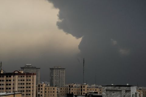 Am Morgen nach dem Angriff auf ein Öllager verdunkeln Rauchschwaden den wolkenverhangenen Himmel über Teheran. Foto: Vahid Salem