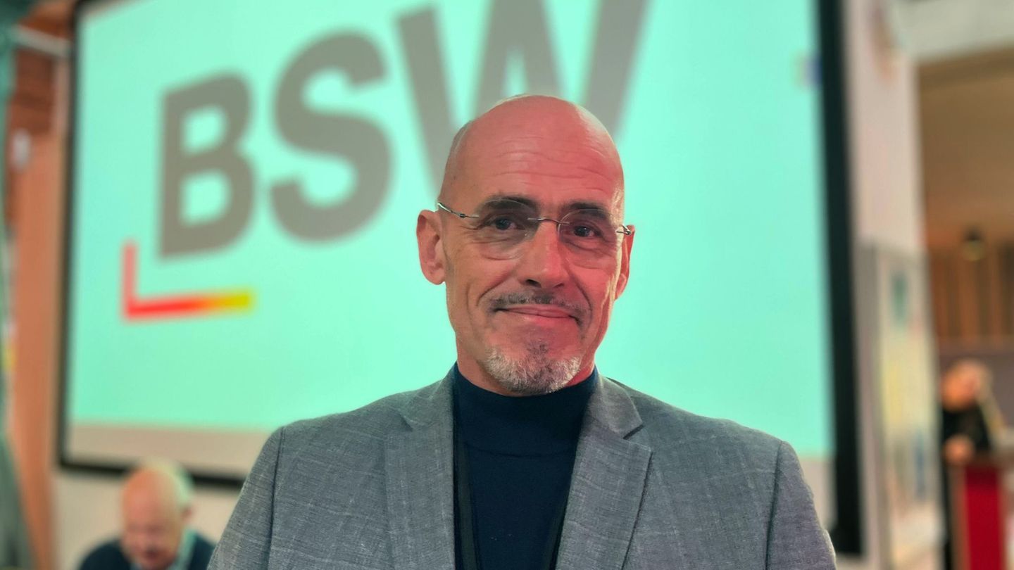 Der Fraktionsvorsitzende des BSW in Brandenburg, Niels-Olaf Lüders, rechnet mit der Landespolitik in Brandenburg ab. Foto: Simon