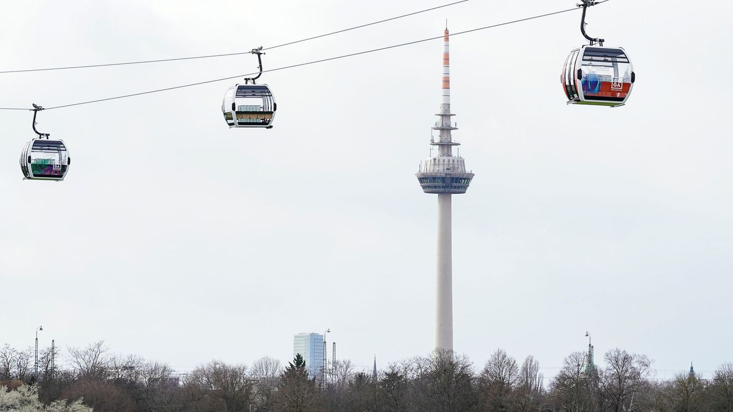 Mit seinen rund 218 Metern ist der Fernmeldeturm das höchste Gebäude Mannheims. (Archivbild) Foto: Uwe Anspach/dpa