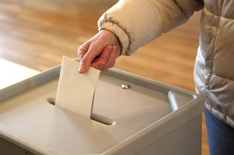 Eine Person gibt in Baden-Württemberg ihre Stimme im Wahllokal ab