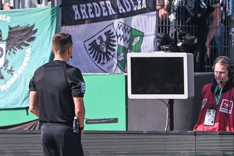 Schiedsrichter Felix Bickel schaute beim Spiel zwischen Münster und Hertha in die Röhre