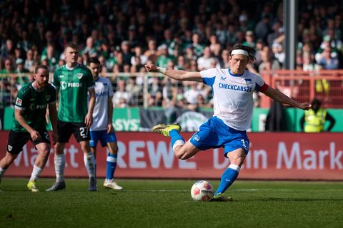 Fabian Reese (r) trifft vom Punkt. Foto: Bernd Thissen/dpa