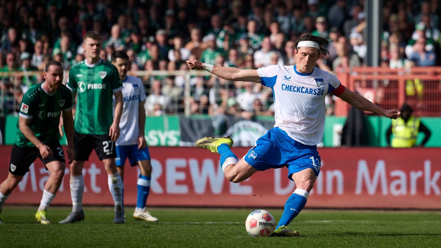 Fabian Reese (r) trifft vom Punkt. Foto: Bernd Thissen/dpa