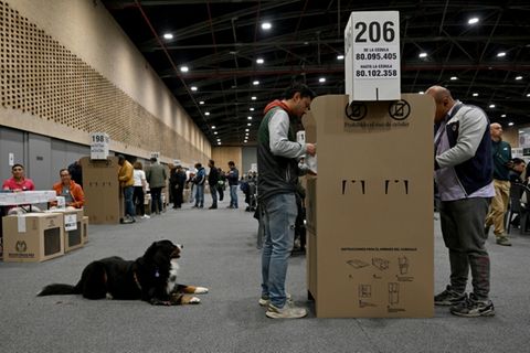 Wähler bei der Stimmabgabe in Bogotá