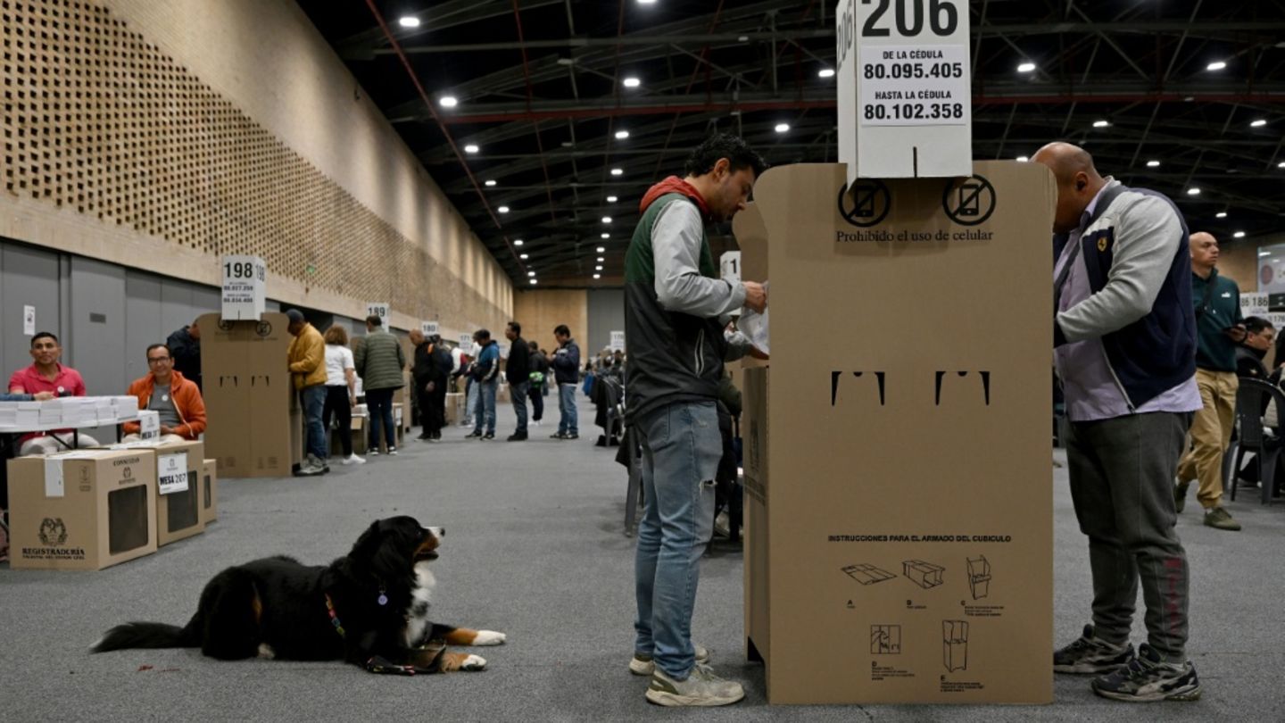 Wähler bei der Stimmabgabe in Bogotá