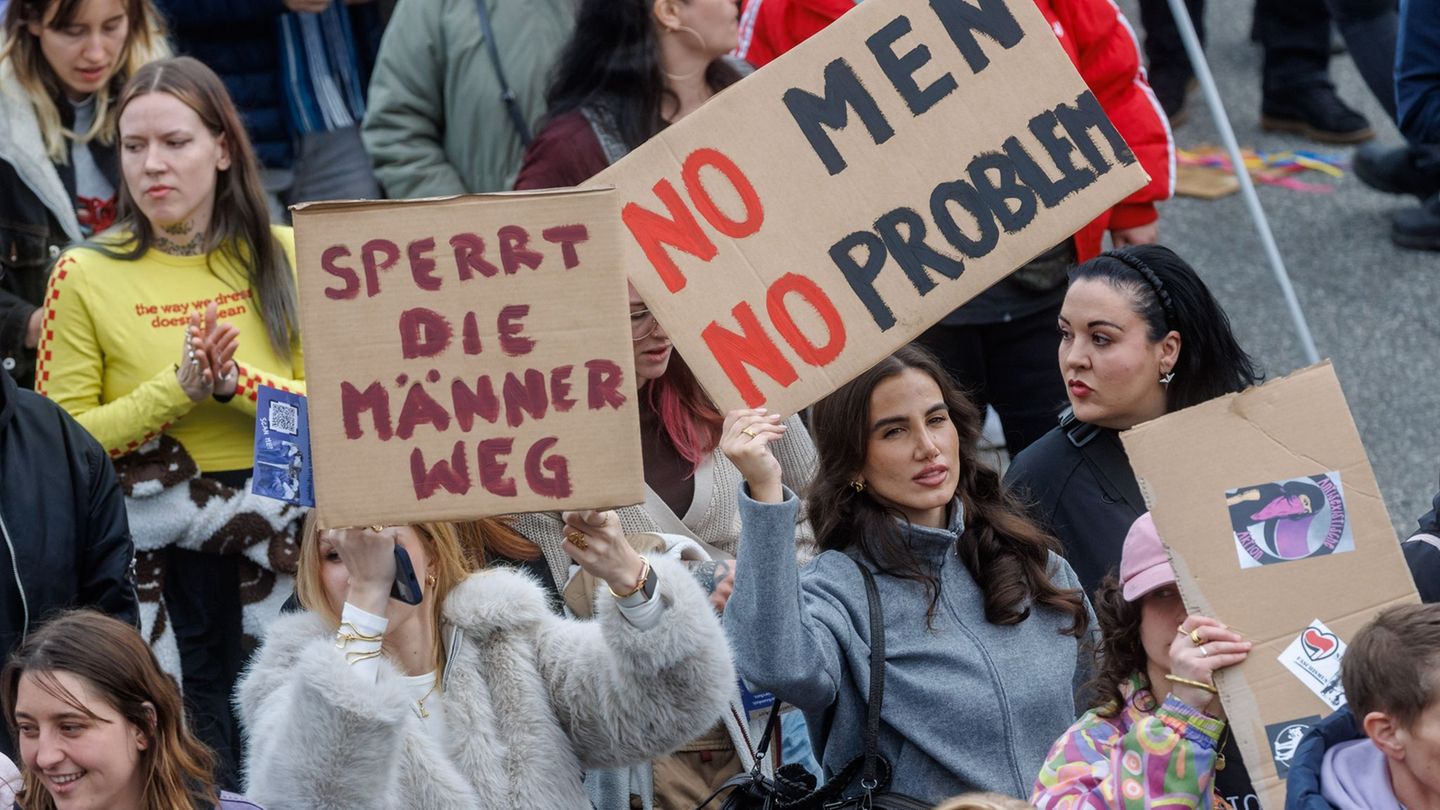 Teilnehmerinnen einer feministischen Demonstration äußern ihre Meinung auf Plakaten. Foto: Markus Scholz/dpa