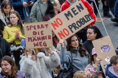 Teilnehmerinnen einer feministischen Demonstration äußern ihre Meinung auf Plakaten. Foto: Markus Scholz/dpa