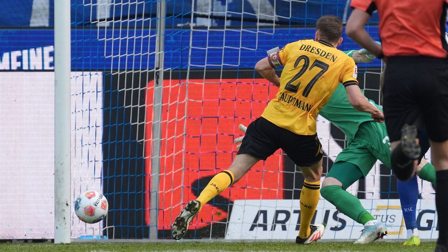 Niklas Hauptmann (Dynamo Dresden) erzielt das Tor zum 1:3. Foto: Marc Schüler/dpa