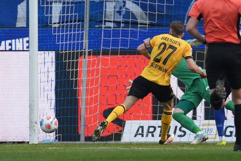 Niklas Hauptmann (Dynamo Dresden) erzielt das Tor zum 1:3. Foto: Marc Schüler/dpa
