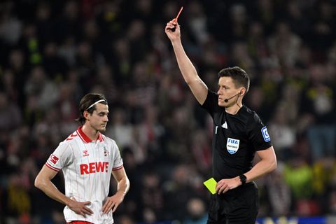 Daniel Siebert übersah ein Handspiel von Dortmunds Yan Couto im eigenen Strafraum. Foto: Federico Gambarini/dpa