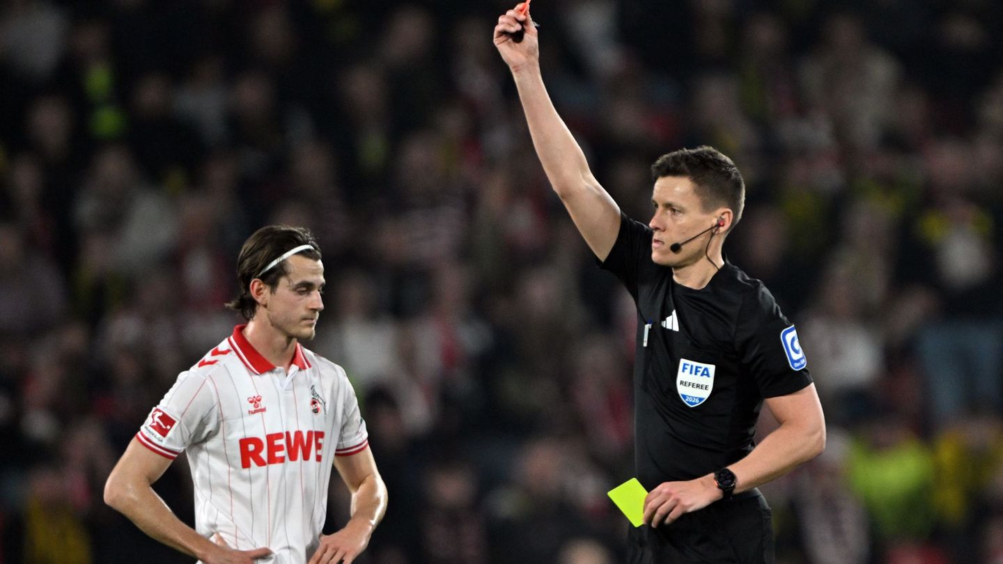 Daniel Siebert übersah ein Handspiel von Dortmunds Yan Couto im eigenen Strafraum. Foto: Federico Gambarini/dpa