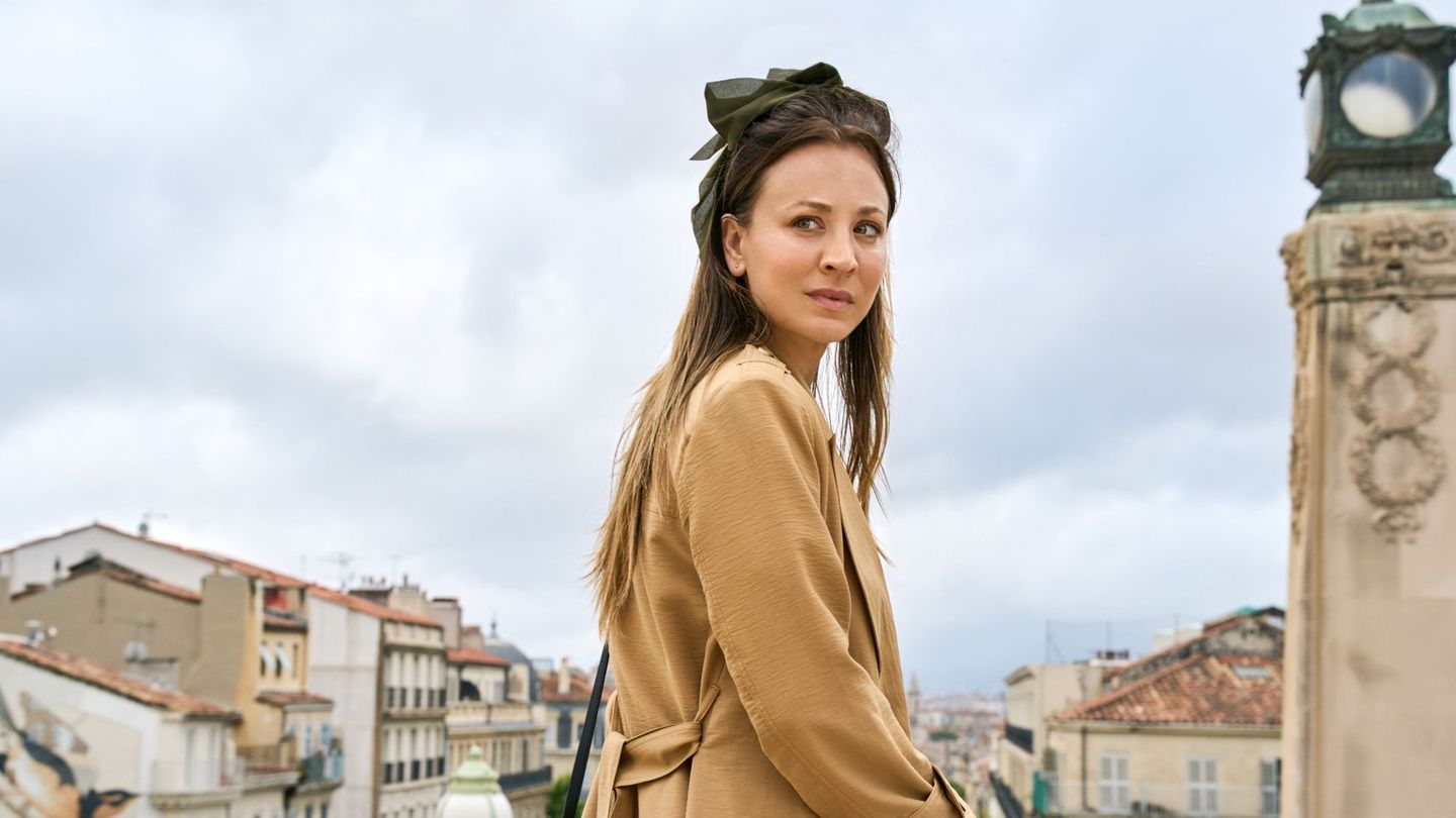 In der Miniserie "Vanished" sucht Alice (Kaley Cuoco) nach Tom, der plötzlich spurlos verschwunden ist. Die Serie ist ab Freitag, 13. März in der ARD-Mediathek verfügbar.