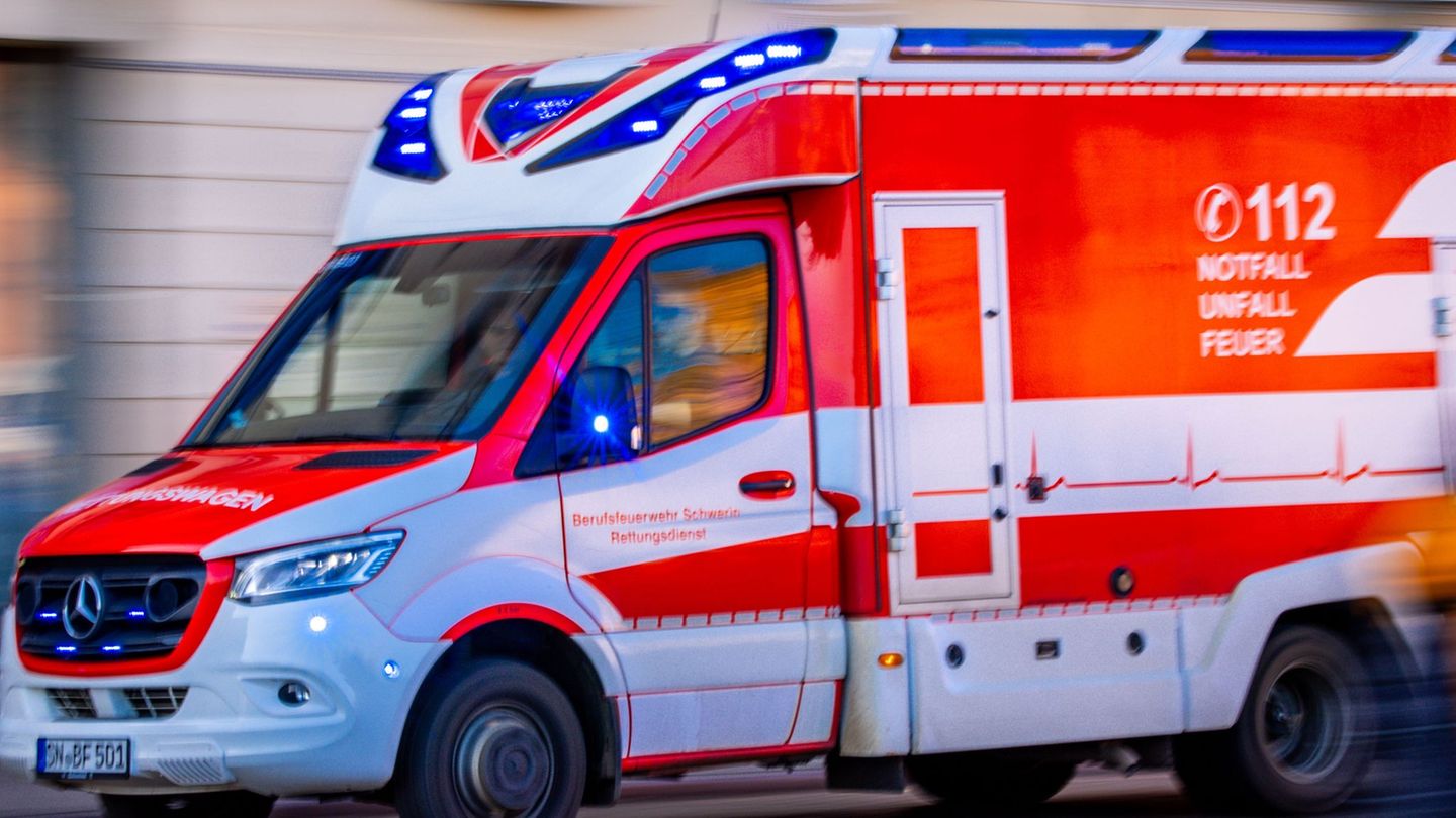 Zwei Menschen wurden bei dem Unfall verletzt. (Symbolbild) Foto: Jens Büttner/dpa