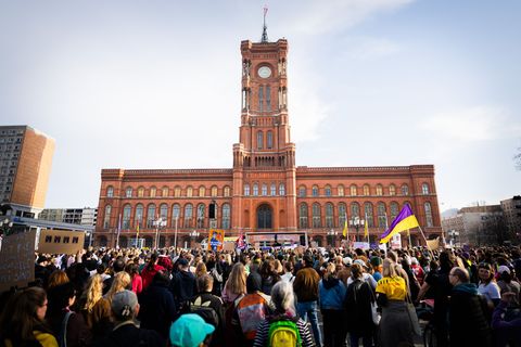 Zum Abschluss versammelten sich die Demonstrantinnen und Demonstranten vor dem Roten Rathaus. Foto: Christoph Soeder/dpa