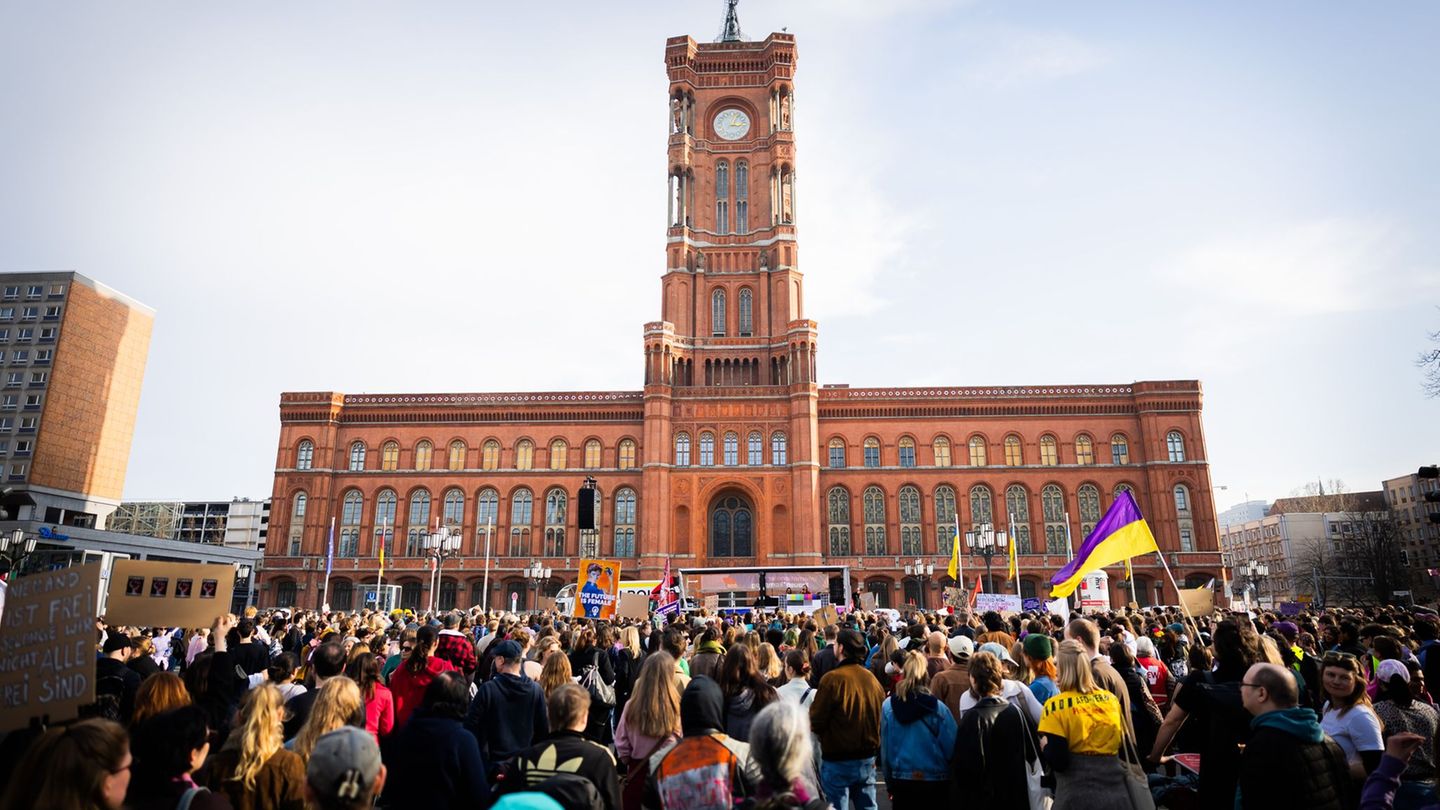 Zum Abschluss versammelten sich die Demonstrantinnen und Demonstranten vor dem Roten Rathaus. Foto: Christoph Soeder/dpa