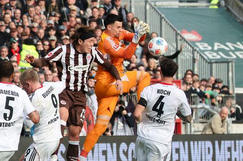 In Bedrängnis: Frankfurts Torwart Michael Zetterer beim Spiel gegen den FC St. Pauli. Foto: Frank Molter/dpa