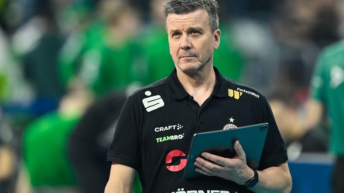 Der Dresdner Cheftrainer Alexander Waibl sieht einen souveränen Sieg seies Teams Foto: Uwe Anspach/dpa