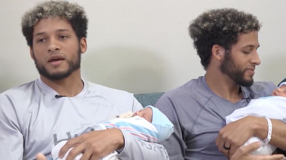 Eineiige Zwillinge werden am selben Tag Vater: „Wie zwei Erbsen in einer Schote“