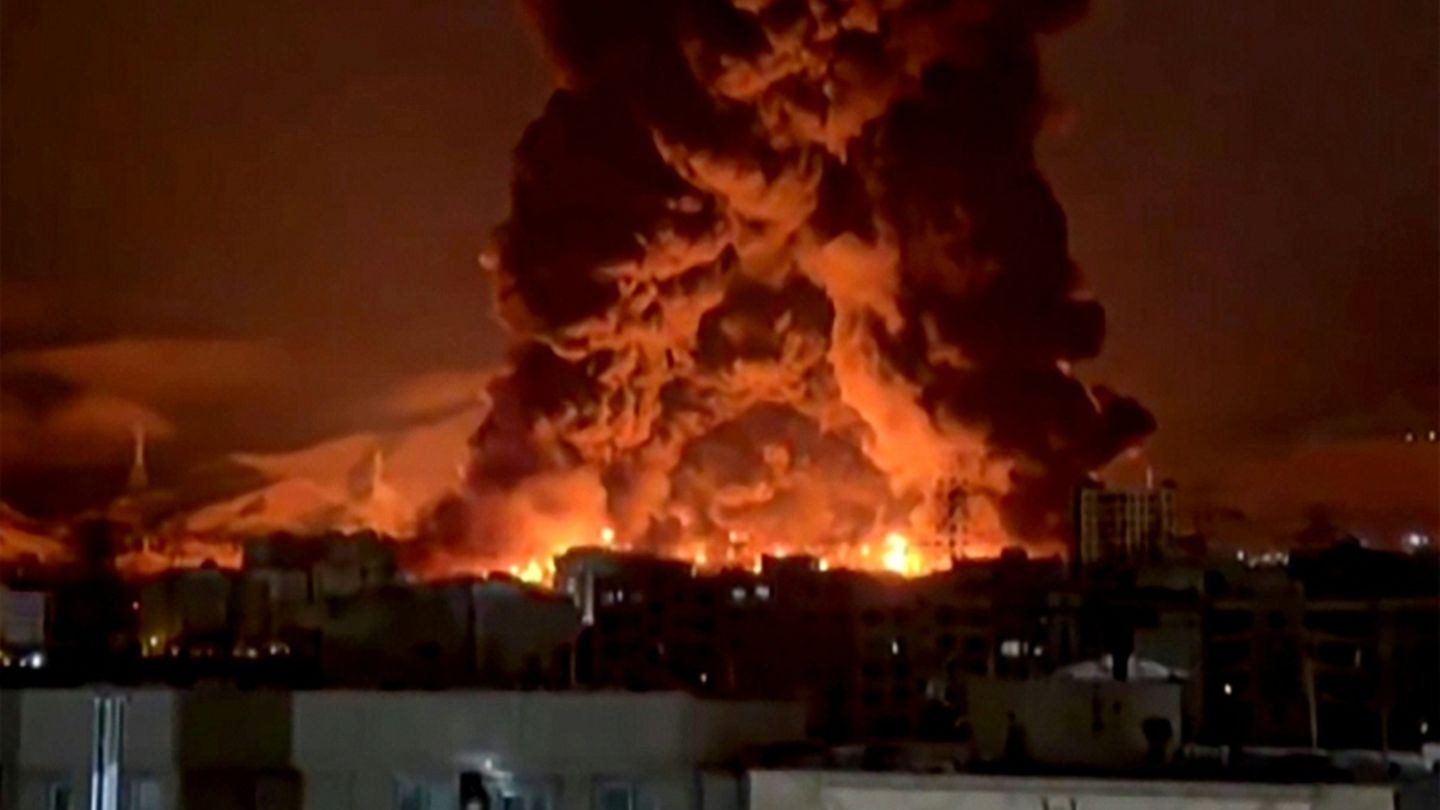 Feuer von brennendem Öl-Depot in Teheran