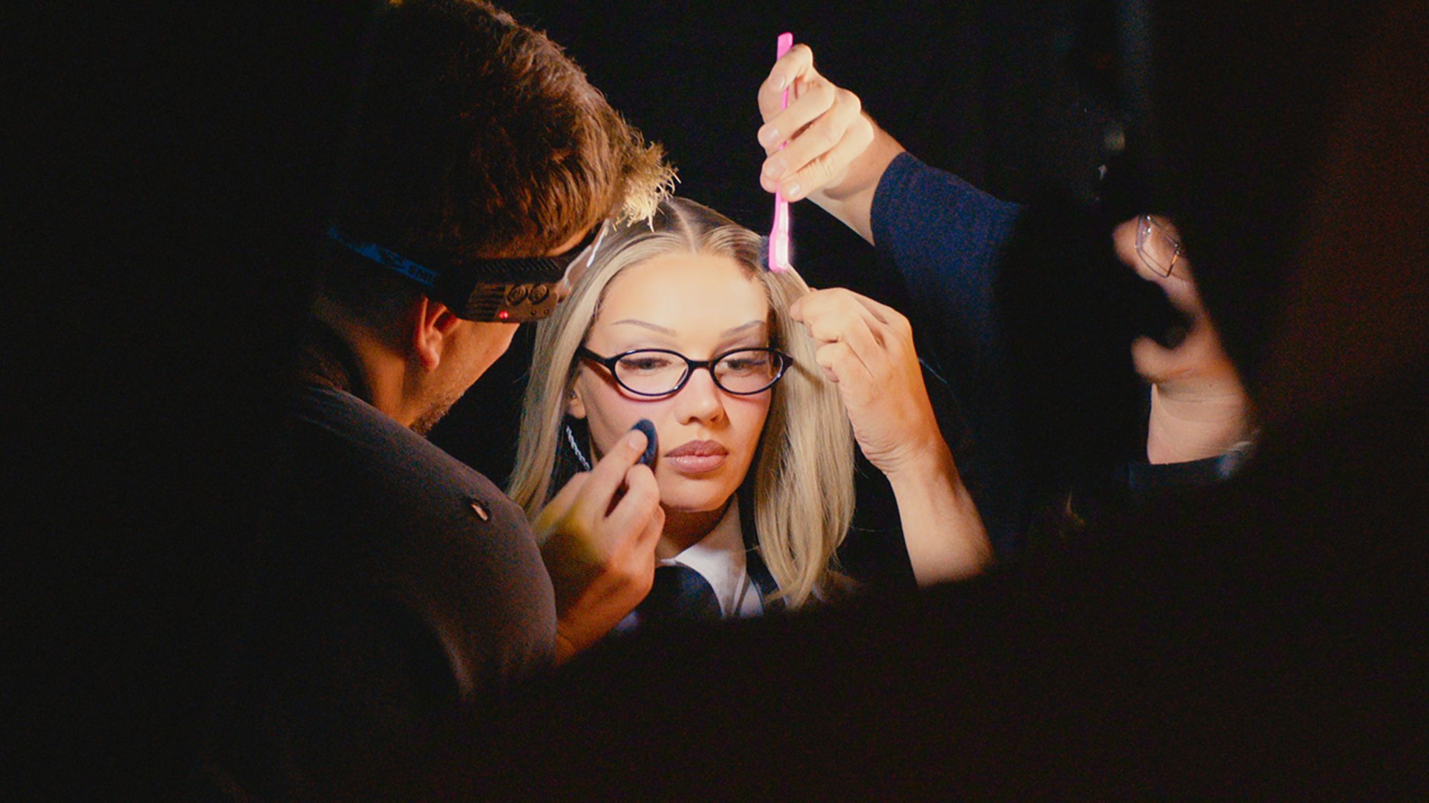 Shirin David wird geschminkt