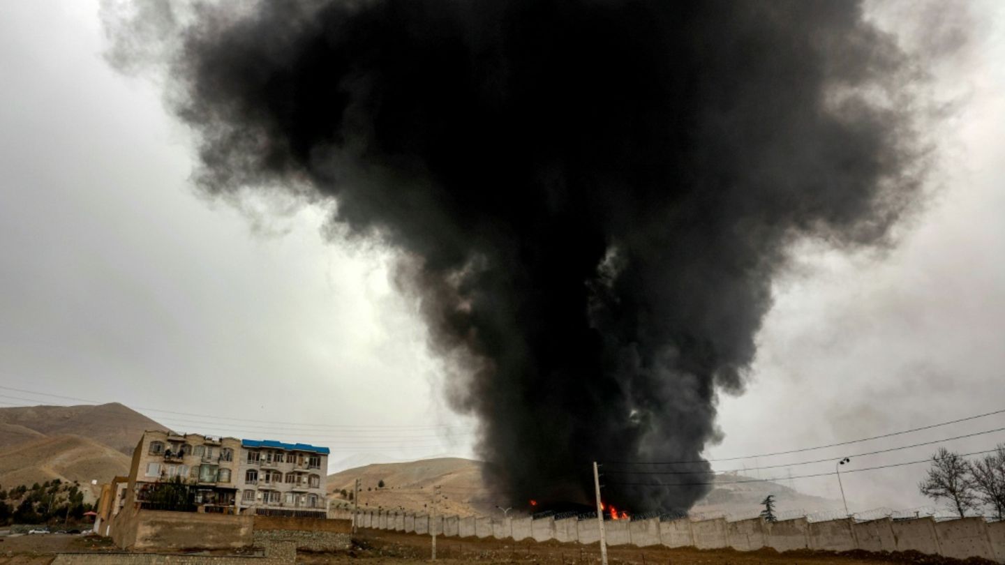 Brennende Ölanlage nahe Teheran