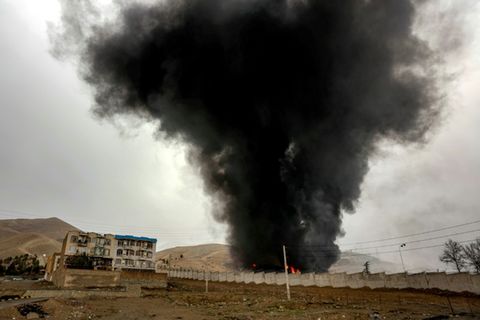 Brennende Ölanlage nahe Teheran