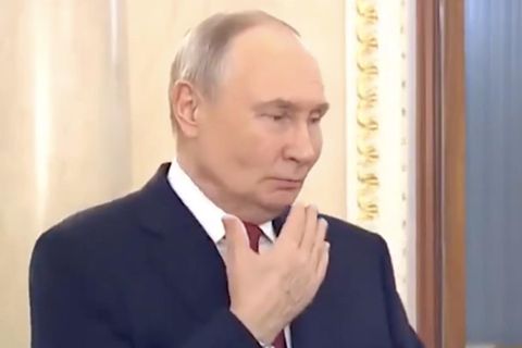 Panne oder Sabotage?: Kreml veröffentlicht Video mit hustendem Putin – und sorgt für Wirbel im Netz