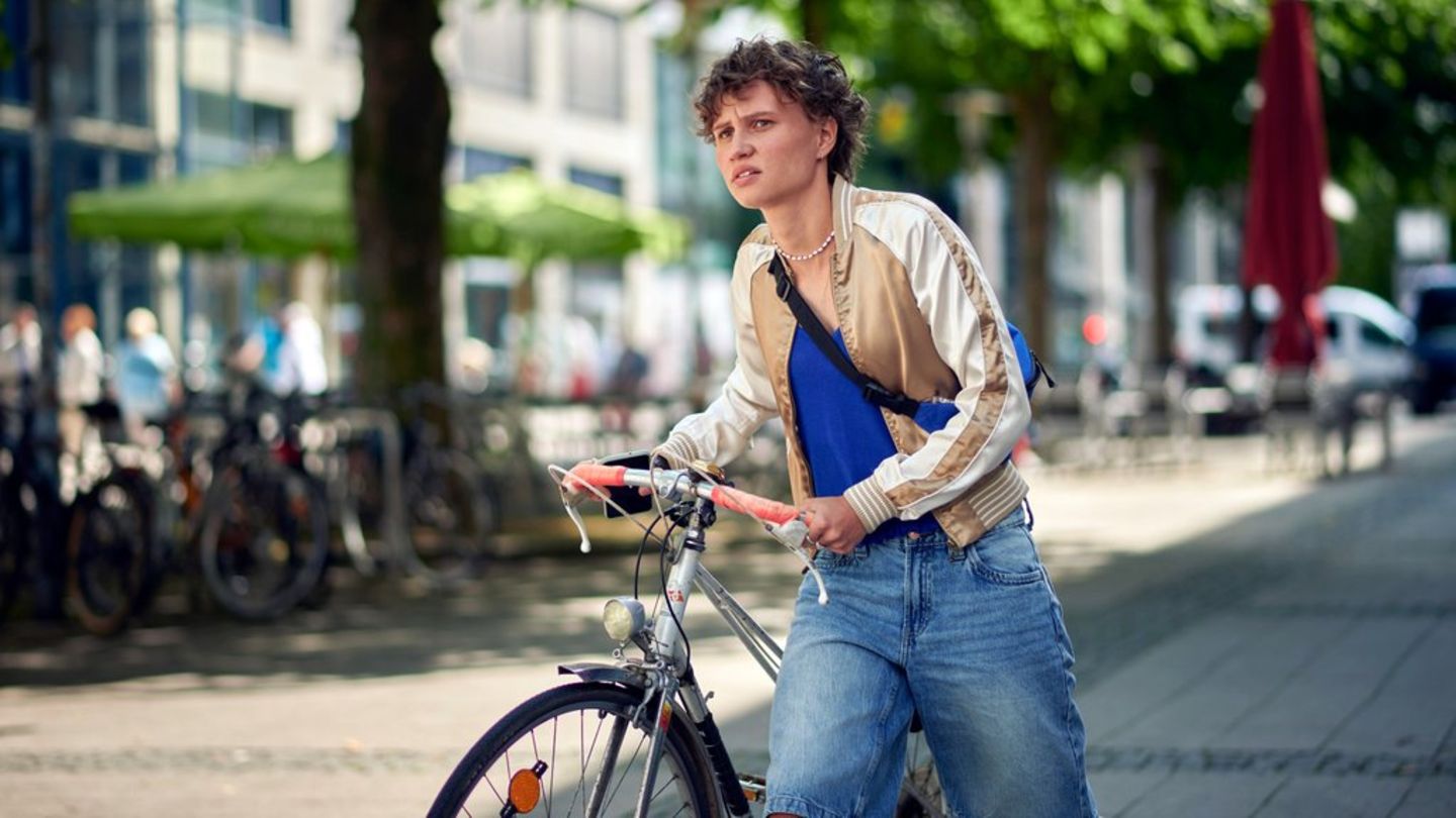 Luna Jordan neigt als Aktivistin Lara in "Polizeiruf 110: Your Body, My Choice" zu Gewalt.