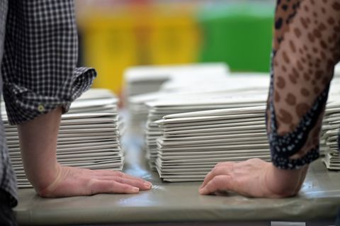 Bei der OB-Wahl in Erlangen schafft es Amtsinhaber Florian Janik (SPD) nur auf Rang zwei in die Stichwahl gegen den CSU-Mann Jör