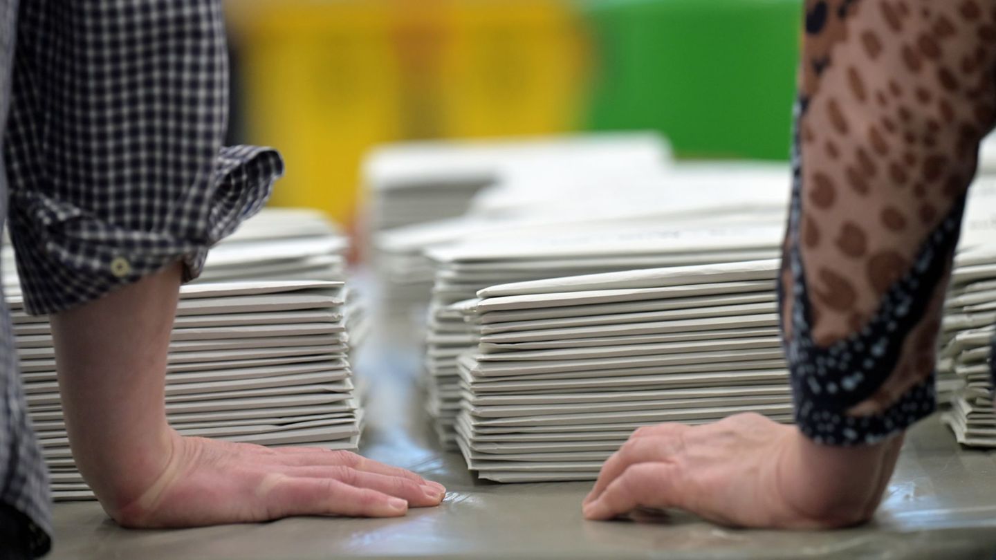 Bei der OB-Wahl in Erlangen schafft es Amtsinhaber Florian Janik (SPD) nur auf Rang zwei in die Stichwahl gegen den CSU-Mann Jör