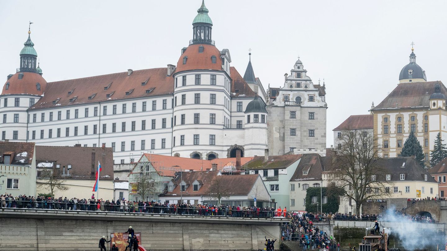 In Neuburg an der Donau gibt es im Rennen um das Oberbürgermeisteramt eine Stichwahl zwischen schwarzem und grünem Kandidaten. (