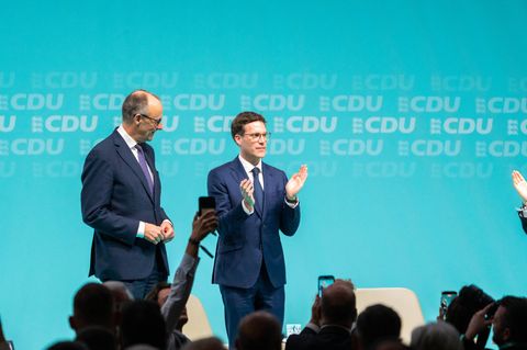 Manuel Hagel und Friedrich Merz stehen zusammen auf einer Bühne